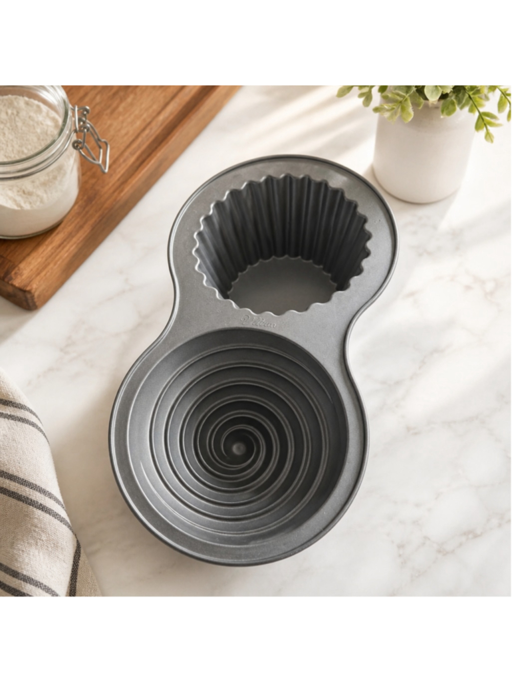 Wilton Giant Cupcake Pan Mold One Size Grey Excellent Condition Like New Kitchen